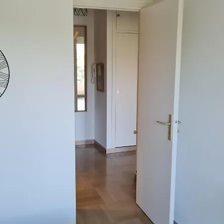 Apartment 2p Entierement Climatise I Bien Insonorise I Wifi I A 300 M De La I Restaurants Commerces Et Transports A 5mn A Pied I Ideal 2 Personnes I Possibilite 4 Avec Canape Lit De Qualite I Tres Belle Douche *
