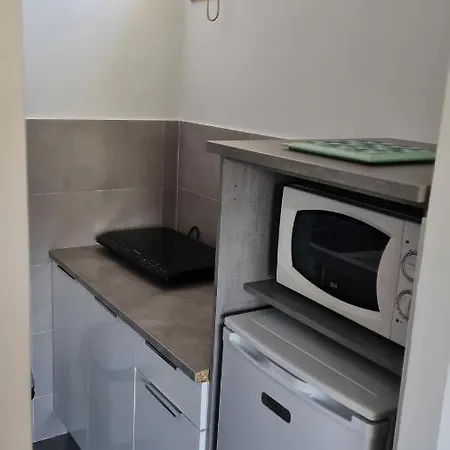 2p Entierement Climatise I Bien Insonorise I Wifi I A 300 M De La I Restaurants Commerces Et Transports A 5mn A Pied I Ideal 2 Personnes I Possibilite 4 Avec Canape Lit De Qualite I Tres Belle Douche