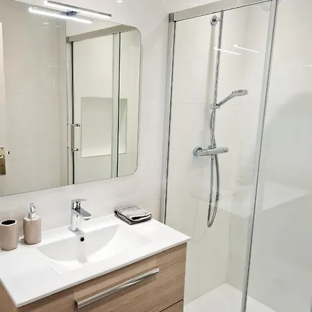 Apartment 2p Entierement Climatise I Bien Insonorise I Wifi I A 300 M De La I Restaurants Commerces Et Transports A 5mn A Pied I Ideal 2 Personnes I Possibilite 4 Avec Canape Lit De Qualite I Tres Belle Douche Cagnes-sur-Mer