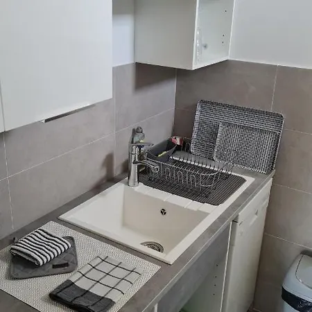 Apartment 2p Entierement Climatise I Bien Insonorise I Wifi I A 300 M De La I Restaurants Commerces Et Transports A 5mn A Pied I Ideal 2 Personnes I Possibilite 4 Avec Canape Lit De Qualite I Tres Belle Douche *